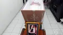 Jenazah ibunda dari pria yang kerap disapa Ijonk itu disemayamkan di rumah duka Komplek La Rissa Pamulang, Jakarta, Rabu (4/6/14). (Liputan6.com/Miftahul Hayat)