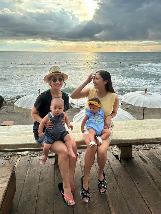 Ajak Baby Issa dan Baby Mika playdate di pantai, Nikita dan Winona tampil kompak dengan outfit kasual. @nikitawillyofficial94.