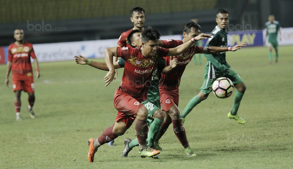Pemain Kalteng Putra FC menghadang pemain PSMS Medan pada laga Liga 2 Indonesia di Stadion Patriot, Bekasi, Kamis, (9/11/2017). PSMS Medan menang 2-1 atas Kalteng Putra FC. (Bola.com/M Iqbal Ichsan)