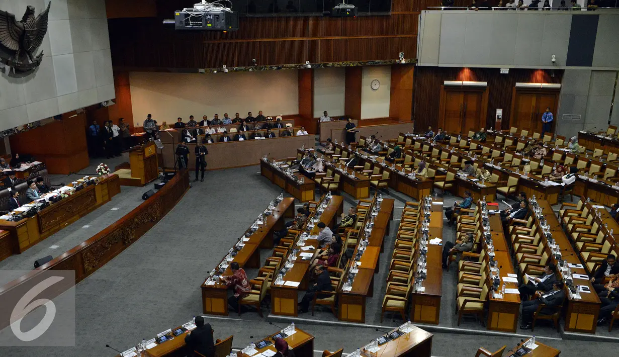 Sejumlah anggota dewan saat Rapat Paripurna penutupan masa sidang II di Jakarta, Kamis (15/12). Rapat resmi memasukkan revisi UU No 14 Tahun 2014 tentang perubahan UU No 17 Tahun 2014 tentang UU MD3 ke dalam Prolegnas 2016. (Liputan6.com/Johan Tallo)