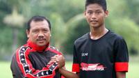 Bambang Drajad (kiri), pelatih Septian Satria Bagaskara sejak usia dini di SSB Triple S Kota Kediri ingin mantan anak didiknya itu berkontribusi untuk Timnas Indonesia pada Kualifikasi Piala Dunia 2026. (Bola.com/Gatot Sumitro)