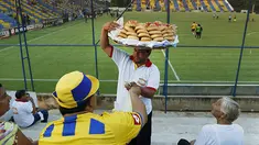 Pedagang kue tradisional khas Paraguay bernama Chipa menjajakan dagangan dengan bebas di stadion kandang Deportivo Capiata. (AP Photo/Jorge Saenz) 