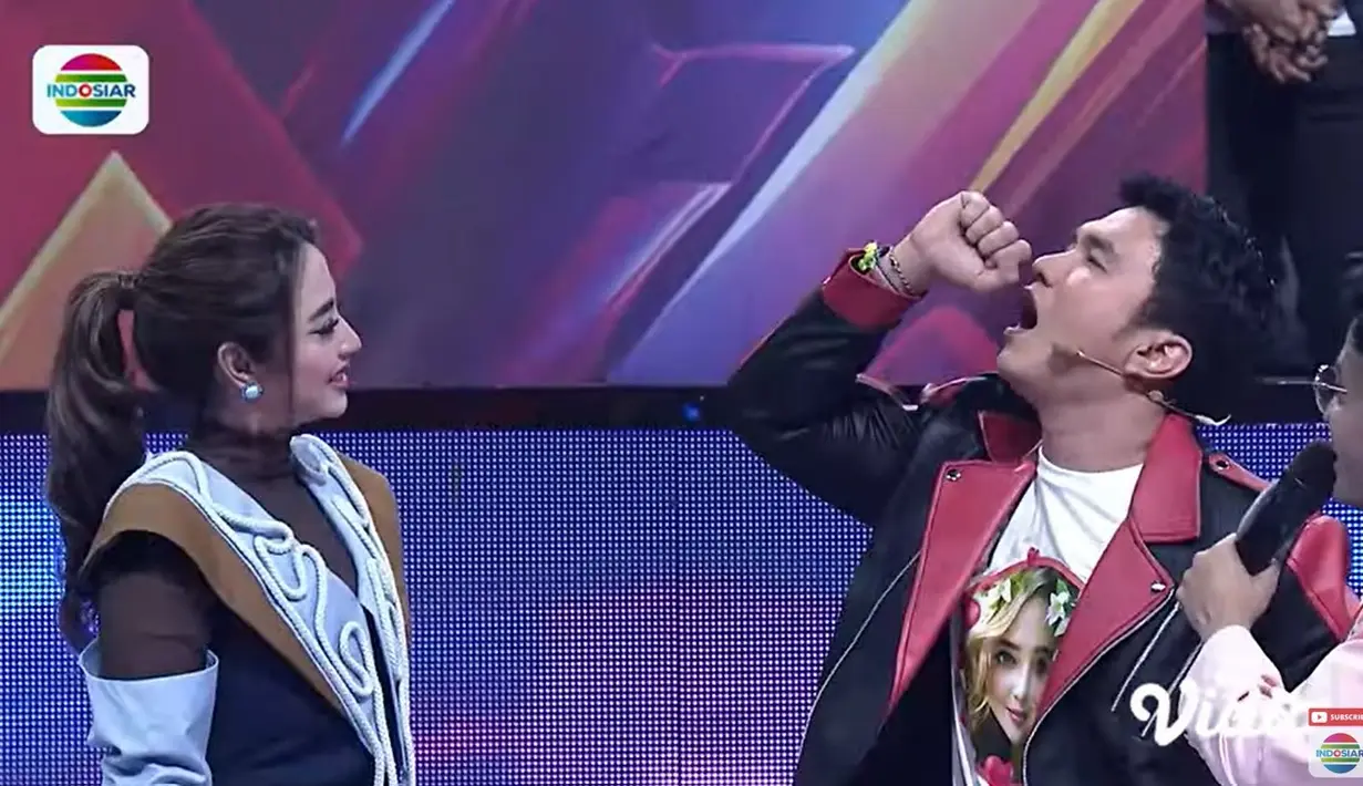 "Malu gue," kata Dewi Perssik. "Hey Dewi lu jangan malu, lu jangan diem. Coba lu lawan lagi pake lagu coba," ujar Ruben Onsu. "Ah ga mau ah, kayak pertama ceritanya entar," jawab Dewi Perssik sambil tertawa.  [Youtube/Indosiar]
