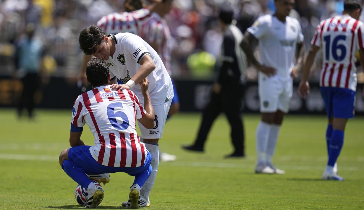 Ekspresi kecewa pemain Atletico Madrid, Koke (kiri) setelah laga Grup B Piala Dunia Antarklub 2025 melawan Botafogo yang berlangsung di Rose Bowl stadium, Los Angeles, Amerika Serikat, Selasa (24/06/2025). (AP Photo/Gregory Bull)