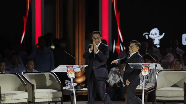 Pasangan capres-cawapres nomor urut 1 Anies Baswedan-Muhaimin Iskandar saat di lokasi debat capres 2024 pada Minggu (7/1/2024) yang digelar KPU di Istora Senayan, Jakarta.
