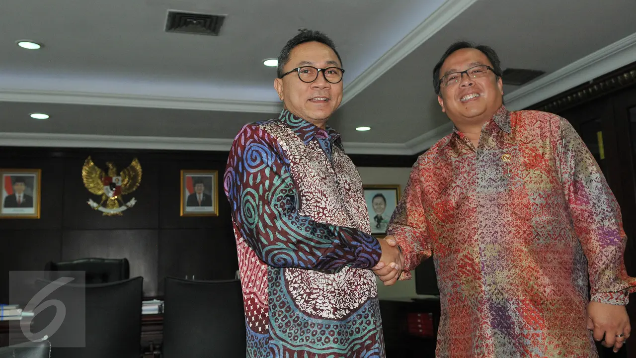20150723-Halal Bihalal dengan Ketua MPR, Menkeu Bambang Bahas RUU APBN 2015-Jakarta-Ketua MPR RI Zulkifli Hasan (kiri) bersalaman dengan Menkeu Bambang Brodjonegoro 1