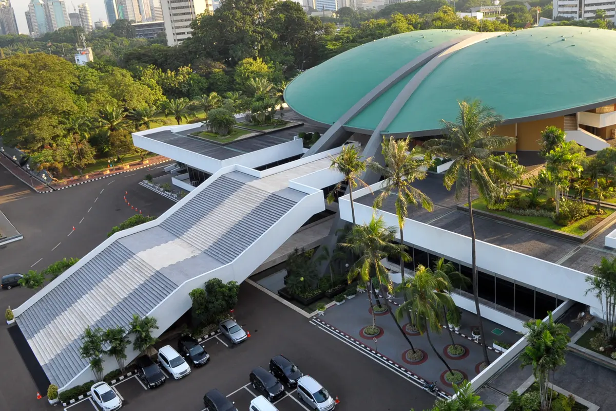 7 Pohon Kelapa di DPR