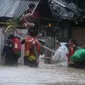 Sejumlah personel Samapta Polda Sulut melakukan evakuasi warga yang terjebak banjir di Kelurahan Ternate Tanjung, Kecamatan Singkil, Kota Manado, Jumat (27/1/2023).