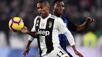 4. Douglas Costa - Manchester United begitu kepincut dengan pemain Juventus tersebut. Kecepatannya diperlukan untuk menunjang permainan menyerang yang mulai diterapkan United. (AFP/Marco Bertorello)
