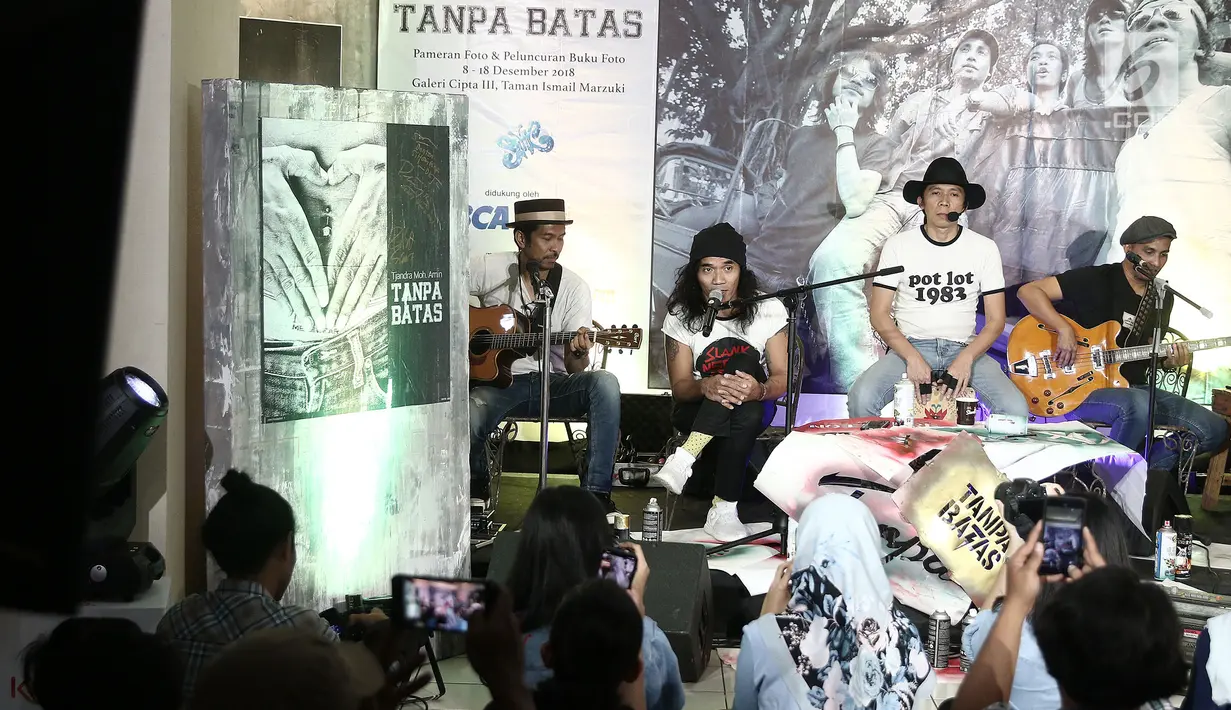 Aksi personil band Slank saat pembukaan pameran foto dan peluncuran buku "Tanpa Batas" bersama #KLYLOUNGE di Jakarta, Jumat (14/12). Fotografer Tjandra Moh Amin meluncurkan buku Tanpa Batas Slank. (Liputan6.com/Herman Zakharia)