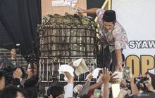 Tradisi Potong Lopis Raksasa di Pekalongan: Simbol Perekat Silaturahmi Warga Krapyak