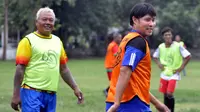 Eduard Tjong kembali bermain sepak bola untuk melepas rasa penat setelah mengundurkan diri dari PS TNI. (Bola.com/Romi Syahputra)