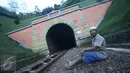 Seorang pria duduk di rel sekitar terowongan Sasaksaat, Bandung Barat, Jawa Barat, Selasa (5/7). Terowongan Sasaksaat ini membelah perbukitan Cidepong dan berada di antara Stasiun Sasaksaat dan Stasiun Maswati. (Liputan6.com/Immanuel Antonius)
