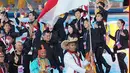 Lalu Hernanda Kapten tim Voli Indonesia mengenakan pakaian adat Rote dengan kemeja polos warna putih lengan panjang dipadukan kain tenun sebagai pengganti celana. Menariknya, ada pada topi Ti'i Langga, topi ini memiliki bentuk runcing di bagian atas. [@timindonesiaofficial]