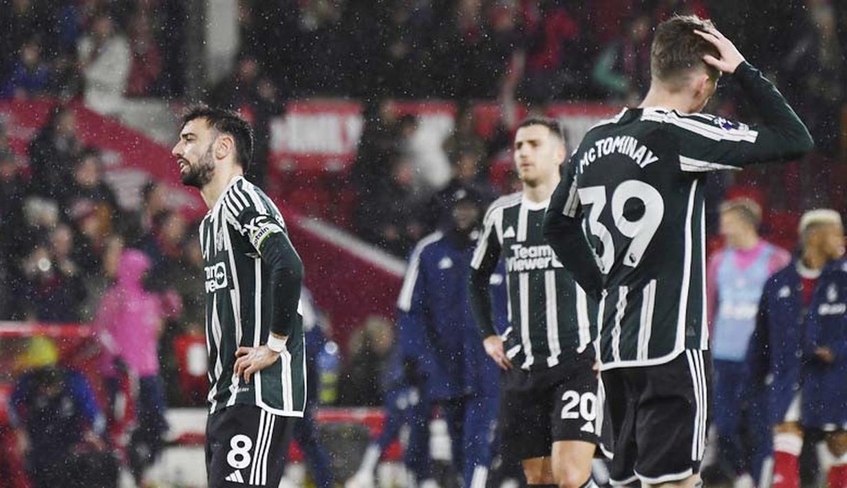 Pemain Manchester United, Bruno Fernandes, tampak lesu setelah ditaklukkan Nottingham Forest pada laga pekan ke-20 Premier League 2023/2024, Minggu (31/12/2023) dini hari WIB. (AP Photo/Rui Vieira)