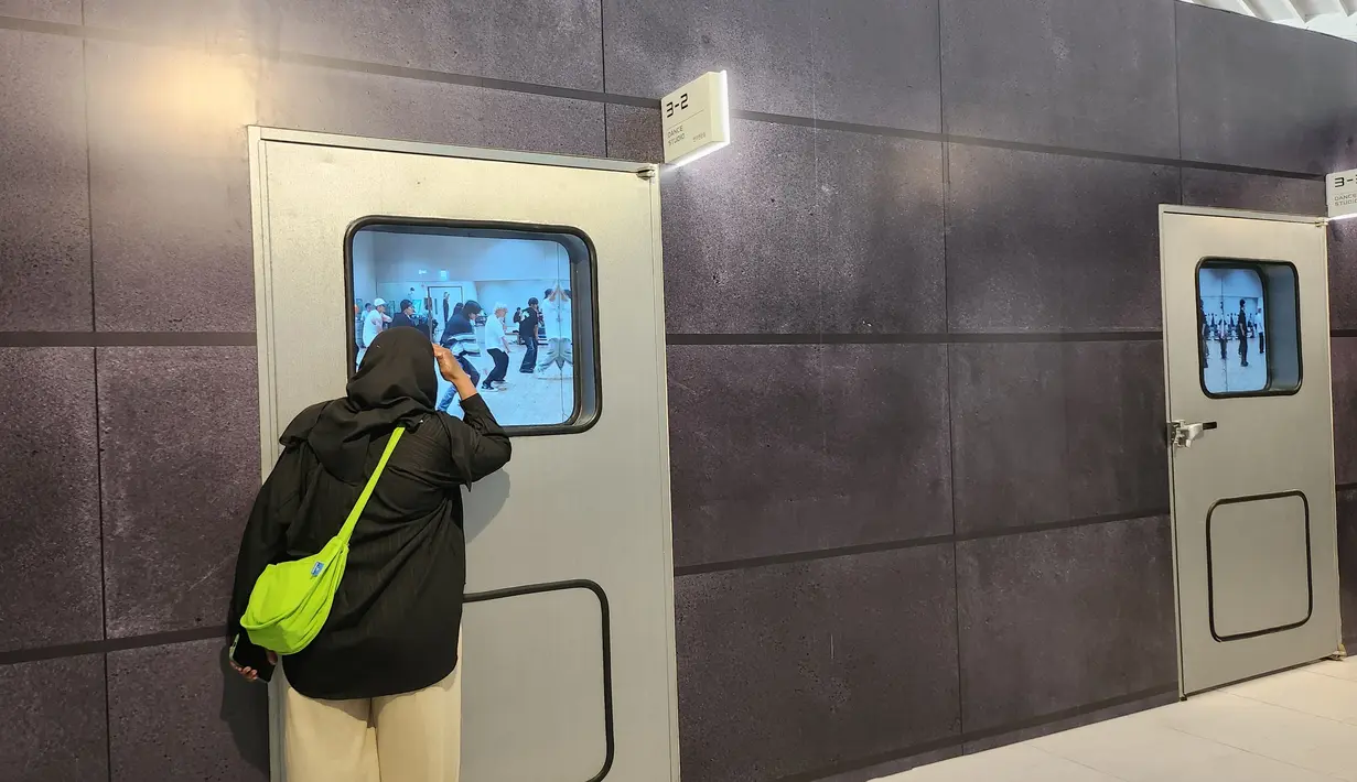 Pengunjung memasuki area kedua yang merupakan replica ruang latihan Seventeen. Penggemar dapat mengintip melalui jendela sebuah puntu yang di dalamnya seolah ada D.K dan kawan-kawan sedang berlatih. (Foto: Zulfa Ayu S/ Liputan6.com)
