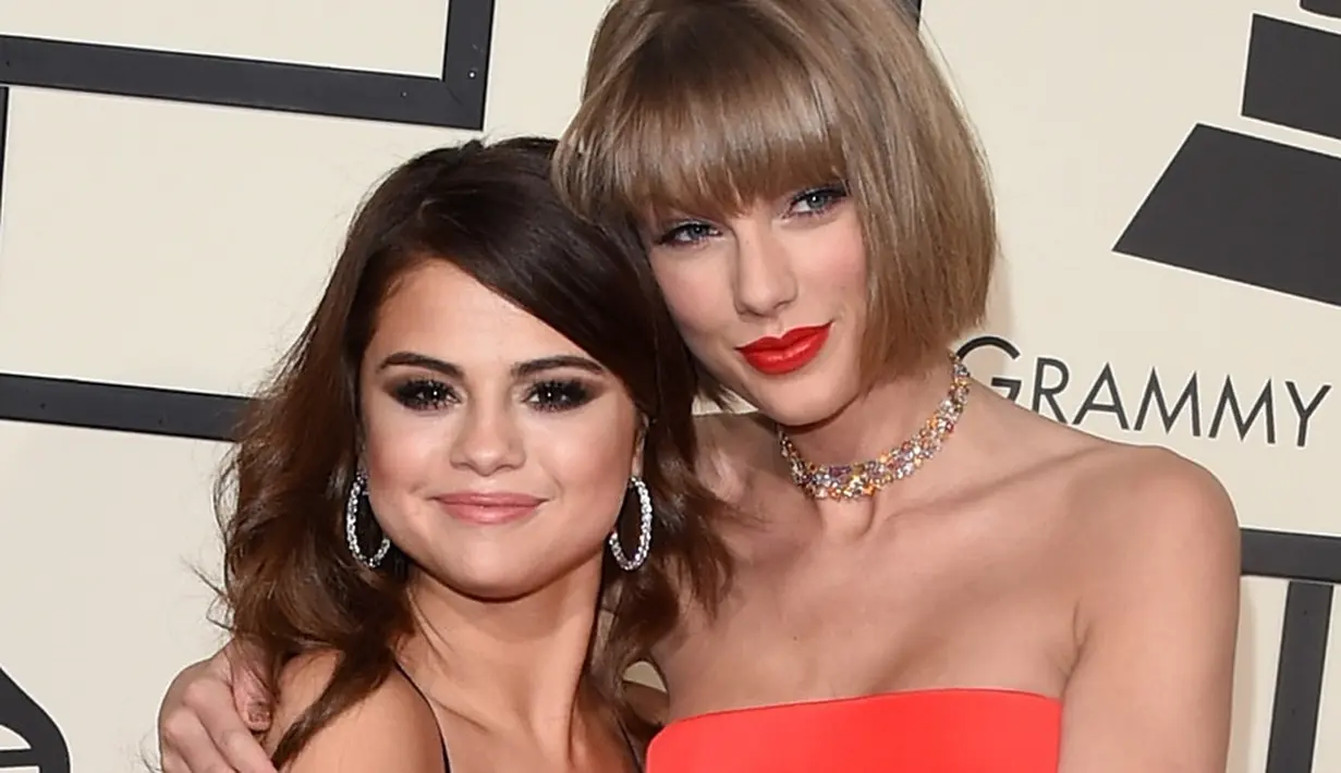 Terlihat ke berwarna pink dengan tulisan GOMEZ OR GO HOME dan angka 26 pun menghiasi kue itu. (Elite Daily)