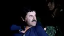 Ekspresi bos narkoba Joaquin "El Chapo" Guzman saat dikawal ketat oleh tentara di kantor Kejaksaan Agung, Meksiko (8/1/2016). Joaquin "El Chapo" Guzman melarikan diri dari penjara melalui terowongan yang ia buat pada 11 Juli 2015. (REUTERS/Henry Romero)
