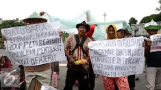 Beberapa warga melakukan unjuk rasa di depan Istana Negara, Jakarta, Senin (17/1). Dalam aksinya, mereka menolak pembangunan mega proyek Pembangkit Listrik Tenaga Uap (PLTU) di Cirebon. (Liputan6.com/Helmi Fithriansyah)
