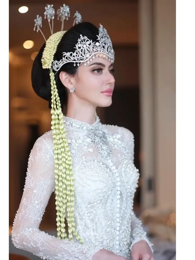 5 Potret Davika Hoorne Pakai Siger Sunda, Pesona Bintang Thailand Jadi Pengantin
