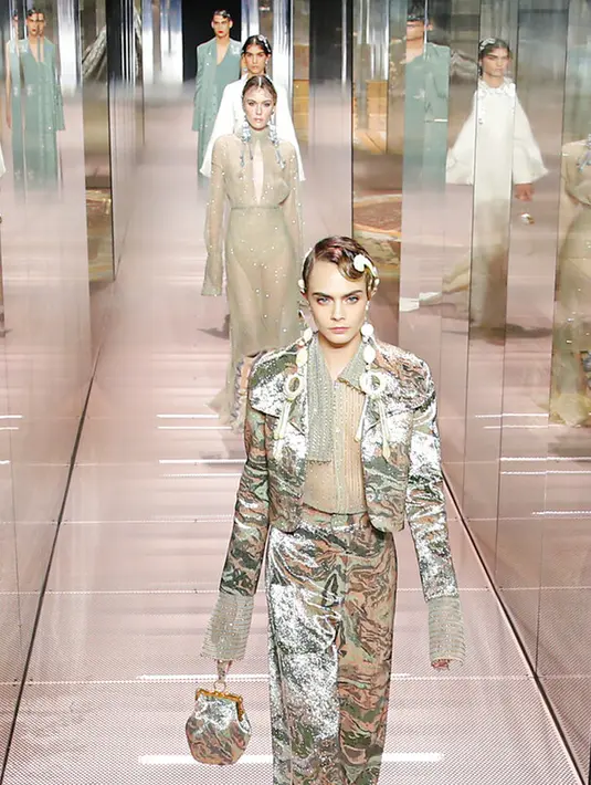 Model Cara Delevingne mengenakan busana kreasi Fendi's Spring-Summer 2021 Haute Couture dalam acara Paris Fashion Week di Paris, Prancis, Rabu (27/1/2021). Paris Fashion Week 2021 digelar tanpa penonton karena kekhawatiran akan virus corona COVID-19. (AP Photo/Francois Mori)