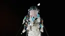 Peserta berlomba memanjat menara berlapis roti manis atau bakpao imitasi pada Festival Bun di pulau Cheung Chau, Hong Kong, Rabu (23/5). Festival ini mempunyai acara utama berebut bakpao keberuntungan dari menara bakpao setinggi 14 meter. (AP/Kin Cheung)
