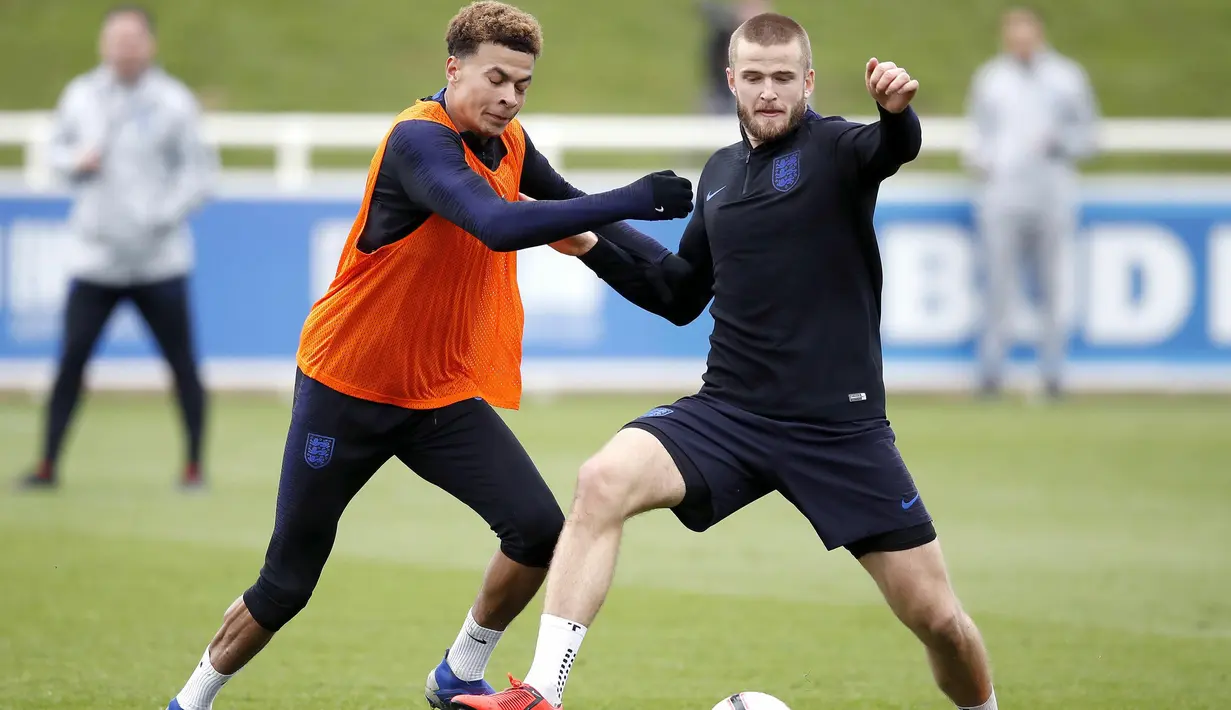 Pemain Inggris, Dele Alli, berebut bola dengan Eric Dier saat latihan jelang laga kualifikasi Piala Eropa di St George's Park, Selasa (19/3). Inggris akan berhadapan dengan Republik Ceko. (AP/Martin Rickett)