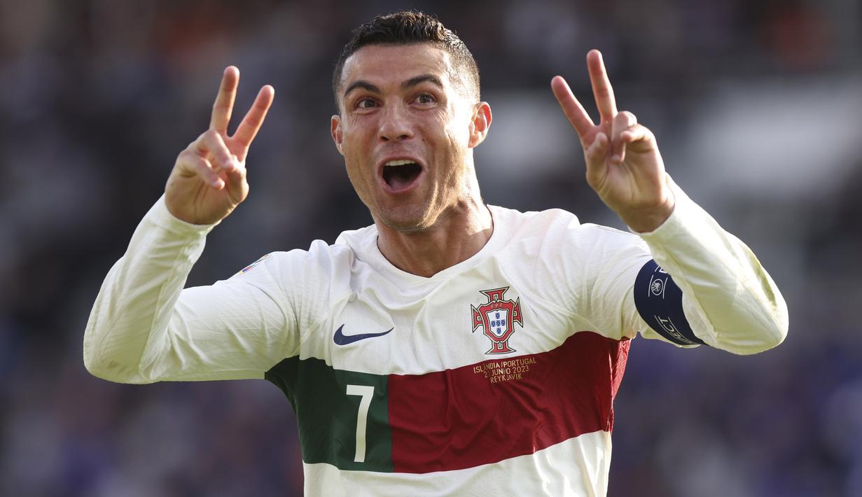 Selebrasi pemain Timnas Portugal, Cristiano Ronaldo, setelah mencetak gol ke gawang Timnas Islandia dalam pertandingan lanjutan grup J Kualifikasi Euro 2024 yang berlangsung di Laugardalsvollur, Reykjavik, Rabu (21/6/2023) dini hari WIB. Ini merupakan gol ke-123 Ronaldo bersama Portugal. (AP Photo/Arni Torfason)