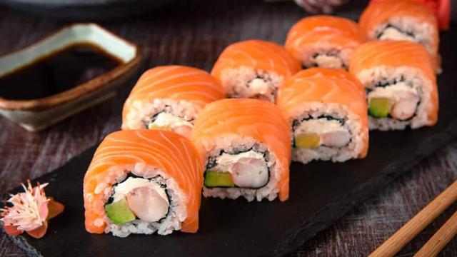 Lengan Pria Ini Diamputasi Usai Makan Sushi
