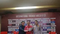 Ketua umum PSSI, Erick Thohir (paling kiri) bersama dengan Menpora Zainudin Amali dan Kapolri Listyo Sigit Prabowo di Stadion Utama Gelora Bung Karno, Jakarta, Minggu (19/2/2023). (Bola.com/Hery Kurniawan)