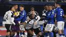 Para pemain Everton dan Fulham terlibat pertikaian dalam laga lanjutan Liga Inggris 2020/21 pekan ke-24 di Goodison Park, Liverpool, Minggu (14/2/2021). Everton kalah 0-2 dari Fulham. (AP/Michael Regan/Pool)