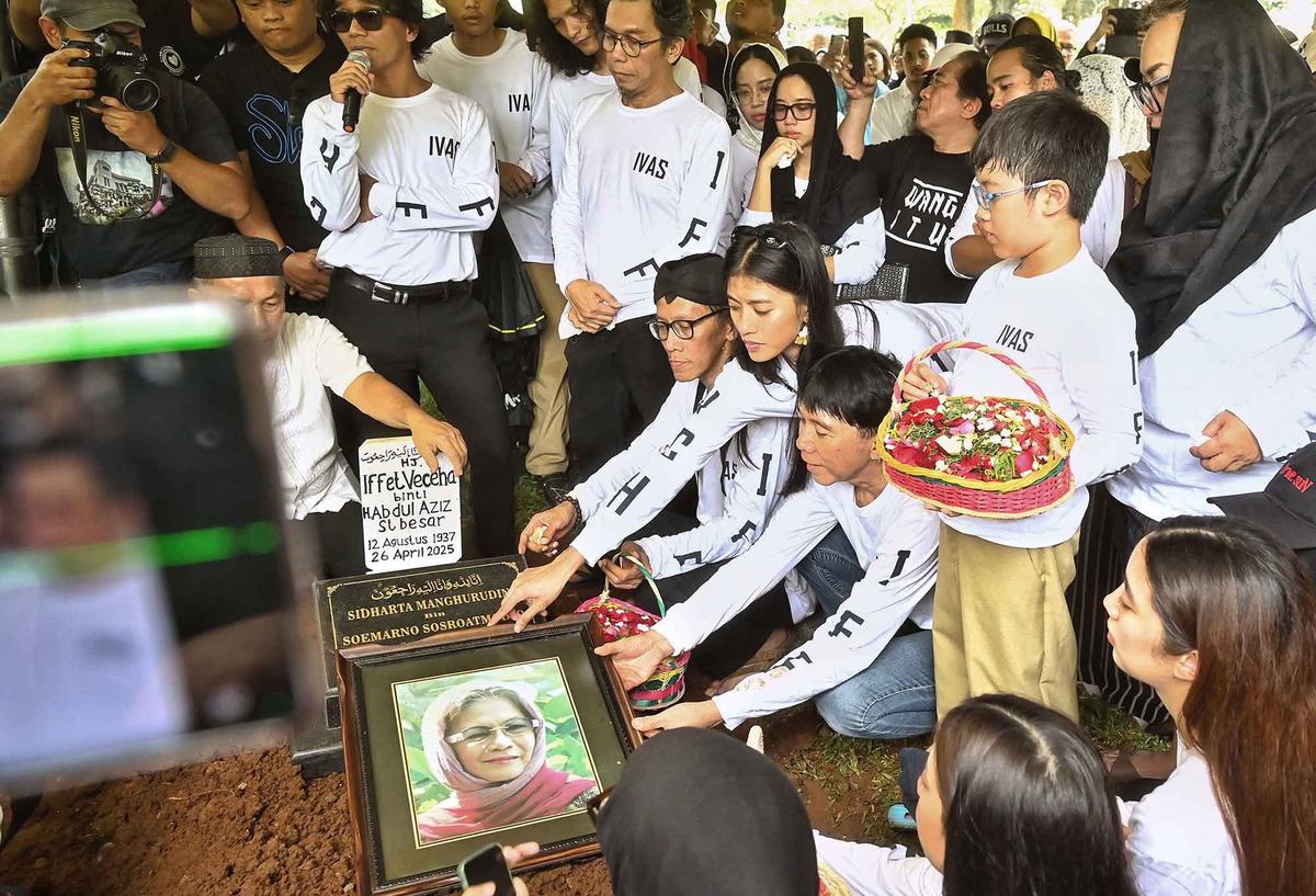 Foto: Tangis Haru Pemakaman Bunda Iffet