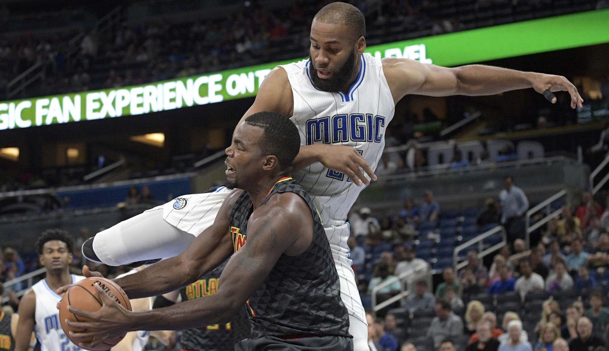 Pemain Atlanta Hawks, Paul Millsap (kiri) berusaha melewati hadangan pemain Orlando Magic, Arinze Onuaku #21 pada laga NBA preseason basketball game di Orlando, (17/10/2016) WIB. (AP/Phelan M. Ebenhack)