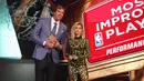 Legenda NBA, Dirk Nowitzki, bersama Hailey Baldwin didaulat untuk mengumumkan pemenangan pada ajang NBA Awards 2017 di Basketball City, New York, Senin (26/6/2017). (NBAE via Getty Images/Nathaniel S. Butler)