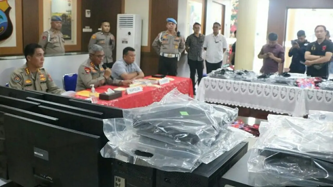 Setyo Budiyanto didampingi Kabid Humas Kombes Pol Jules Abraham Abast dan Direskrimsus Kombes Pol Nasriadi saat mengungkap kasus pencurian data elektronik oleh pinjol.