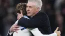 Pemain Real Madrid, Luka Modric berpelukan dengan pelatih Carlo Ancelotti setelah laga lanjutan Liga Spanyol 2023/2024 melawan Sevilla di Stadion Santiago Bernabeu, Madrid, Spanyol, Senin (26/02/2024) dini hari WIB. Los Blancos menang dengan skor 1-0. (AP Photo/Manu Fernandez)