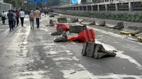 Kondisi Terkini Demo 28 Agustus di Depan DPR: Beton Pembatas Jalan Porak-Poranda