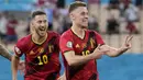 Pemain Timnas Belgia, Thorgan Hazard (kanan) dan Eden Hazard melakukan selebrasi usai mencetak gol ke gawang Portugal pada babak 16 besar Euro 2020 di Stadion La Cartuja, Minggu (27/7/2021). (AP Photo/Thanassis Stavrakis, Pool)