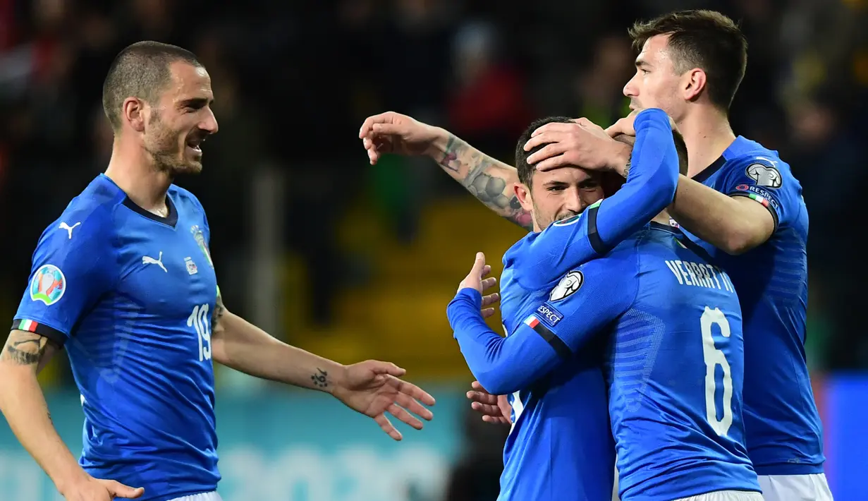Para pemain Italia merayakan gol yang dicetak oleh Marco Verratti ke gawang Liechtenstein pada laga Kualifikasi Piala Eropa 2020 di Stadion Ennio-Tardini, Selasa (26/3). Italia menang 6-0 atas Liechtenstein. (AFP/Miguel Medina)