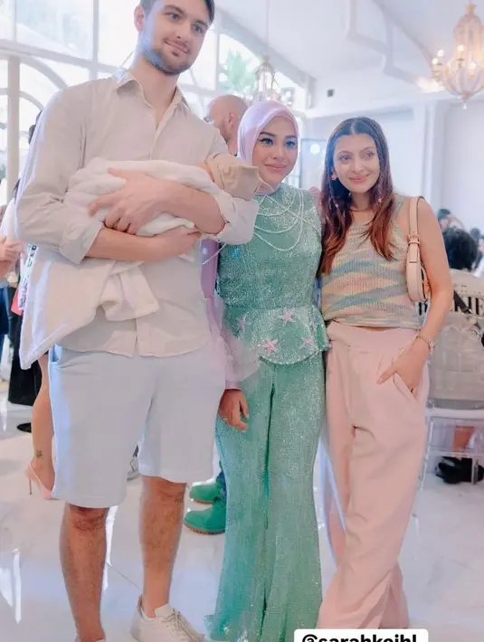 Sarah Kiehl hadir bersama sang suami dan buah hatinya yang baru lahir mengenakan busana sentuhan pastel. [@aurelie.hermansyah].