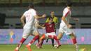 Aksi pemain Timnas Indonesia U-23, Egy Maulana Vikri mengecoh tiga pemain Suriah U-23 pada laga persahabatan di Stadion Wibawa Mukti, Bekasi, Rabu (16/11/2017). Indonesia kalah 2-3. (Bola.com/NIcklas Hanoatubun)