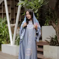 Gamis menjadi salah satu baju Lebaran yang tak pernah gagal memberikan kesan santun dan penuh gaya. Tampilan ini bisa hadirkan kesan yang begitu stylish saat dikenakan. [Foto: Instagram/ RachelVennya]
