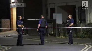 Sebuah kendaraan menabrak pejalan kaki di luar sebuah masjid di London utara pada Senin pagi, (19/06/2017)