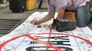 Warga menandatangani kampanye Pemilu Damai pada CFD di kawasan Bundaran HI, Jakarta, Minggu (17/3). Kampanye digelar Gerakan Kebijakan Pancasila mengajak masyarakat untuk mengawasi pemilu agar berjalan damai. (merdeka.com/Iqbal S Nugroho)