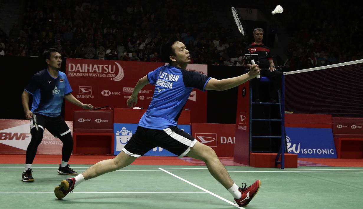 Ganda putra Indonesia, Mohammad Ahsan/Hendra Setiawan, saat menghadapi ganda Chinese Taipei, Lee Yang/Wang Chi Lin, pada laga Indonesia Masters 2020 di Istora Senayan, Jakarta, Jumat (17/1). Ahsan/Hendra menang 9-21, 21-15, dan 21-19. (Bola.com/Yoppy Renato)