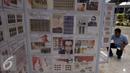 Pengunjung mengamati koleksi prangko dalam Pameran Filateli bertema "Politik dalam Prangko" di Komplek Parlemen Senayan, Jakarta, Kamis (19/8). (Liputan6.com/Johan Tallo)