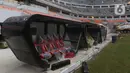 Bench pemain terpasang di sisi lapangan utama Jakarta International Stadium (JIS), Selasa (21/12/2021). Hingga minggu ke-120, progres pembangunan Jakarta International Stadium telah mencapai 90,88 persen dan ditarget bakal resmi digunakan pada triwulan pertama 2022. (Liputan6.com/Helmi Fithriansyah)
