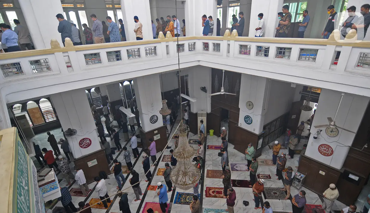 Warga melaksanakan Salat Jumat dengan menjaga jarak fisik di Masjid Cut Meutia, Jakarta, Jumat (16/10/2020). Pelaksanaan salat Jumat sesuai dengan aturan pemberlakuan pelaksanaan kegiatan di tempat ibadah pada masa PSBB transisi. (Liputan6.com/Herman Zakharia)