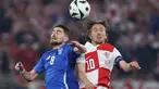 Gelandang Italia #08 Jorginho berebut bola dengan gelandang Kroasia #10 Luka Modric dalam duel matchday terakhir Grup B Euro 2024 di Leipzig Stadium, Selasa (25/6/2024) dini hari WIB. (Ronny HARTMANN / AFP)