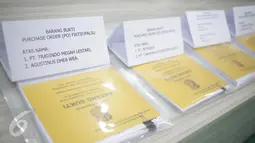 Barang bukti ditunjukan saat rilis pelaku pembobol 7 Bank di Jakarta, Kamis (9/3). Dit Tipideksus Bareskrim Polri menangkap seorang pria yang diduga pelaku pembobolan 7 bank. Kerugian dalam kasus ini mencapai Rp 1 triliun. (Liputan6.com/Faizal Fanani)
